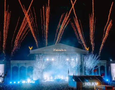 ARMIN VAN BUUREN Y AFROJACK INCENDIAN HOLIKA EN LA MADRUGADA