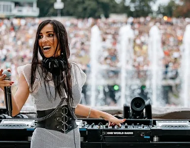 B JONES CELEBRA SU ENTRADA EN EL TOP 100 DE DJ MAG 2024