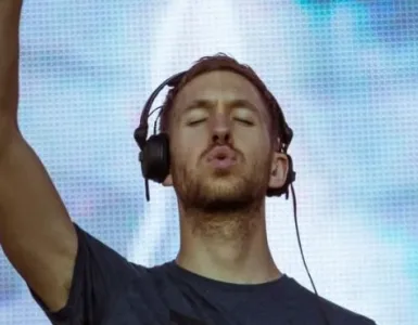 CALVIN HARRIS CONVIERTE LOS ATARDECERES DE IBIZA EN PURO HIMNO