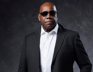 EL REY CARLOS III CONDECORA A CARL COX CON LA OBE