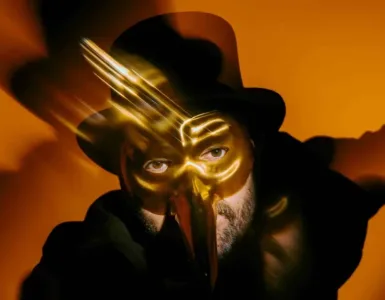 CLAPTONE: EL DÚO QUE CONVIRTIÓ UNA MÁSCARA EN MARCA GLOBAL