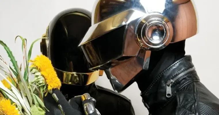 daft_punk_robots_helmets_discovery_french_touch_portada_noticia_ok.png
