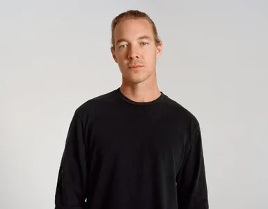 DIPLO PINCHA EN LA GRADUACIÓN DE SU HIJO DE 6 AÑOS