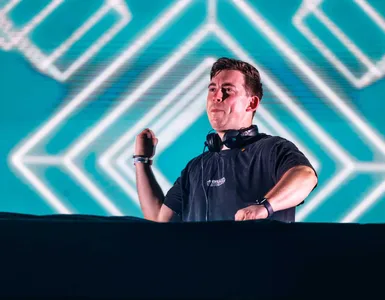 HARDWELL Y SARAH DE WARREN LANZAN SU NUEVO ÉXITO ‘NO SLEEP’