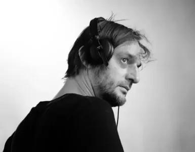 RICARDO VILLALOBOS: EL HOMBRE QUE HACE BAILAR AL TIEMPO