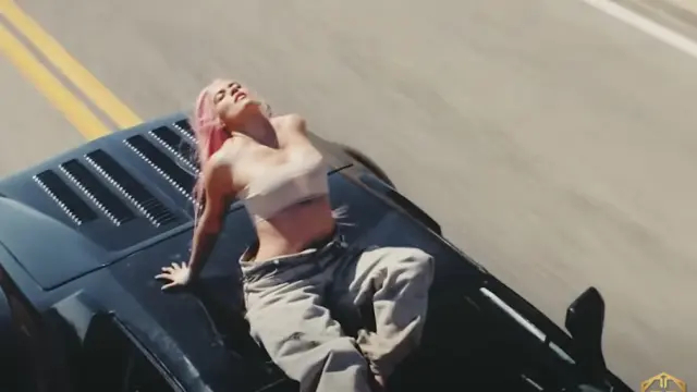 karol-g-en-su-ultimo-video.r_d.425-146.jpg