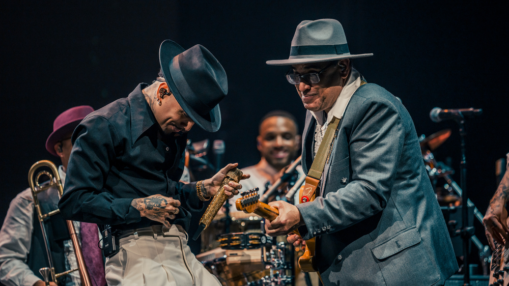 padre-de-rauw-alejandro-toca-la-guitarra-en-uno-de-sus-conciertos-en-nueva-york.jpg
