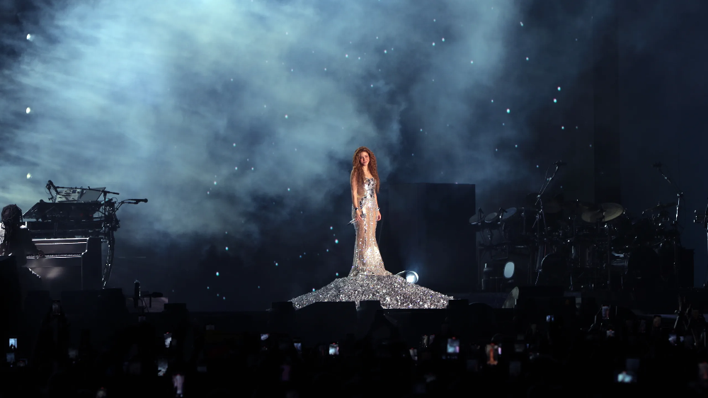shakira-en-escenario-de-su-gira-las-mujeres-ya-no-lloran.webp