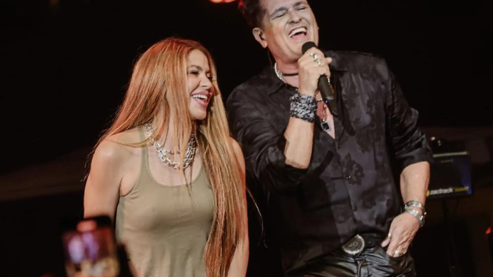 shakira-sorprende-a-carlos-vives-en-el-kayesa-center-de-miami.jpg