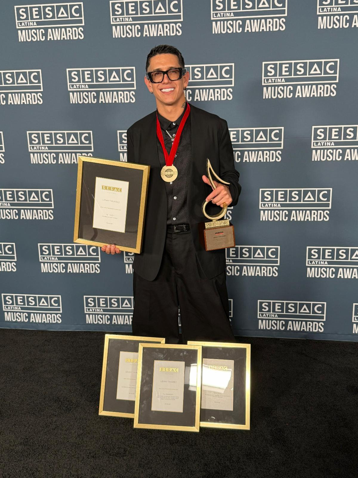 lenny-tavarez-es-honrado-como-compositor-del-ano-en-los-sesac-latina-music-award-2025.jpg