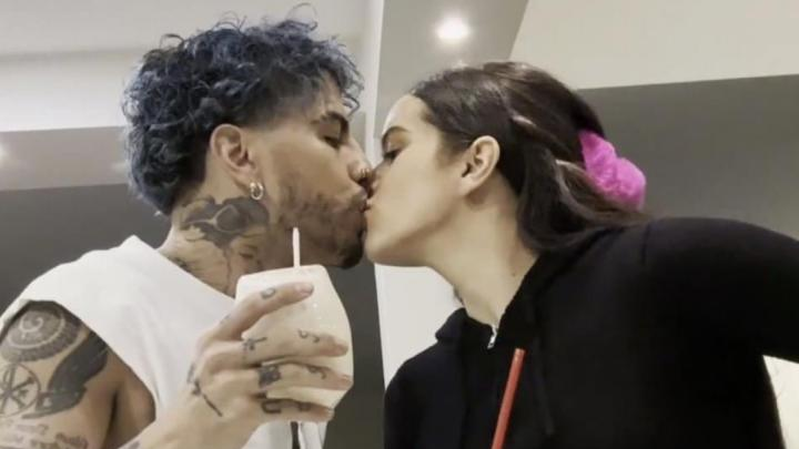 rauw_alejandro_y_rosalia_beso.jpeg