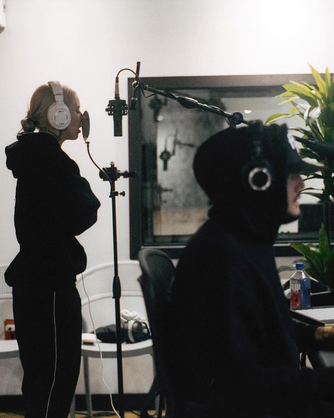 young_miko_estudio_att.jpg
